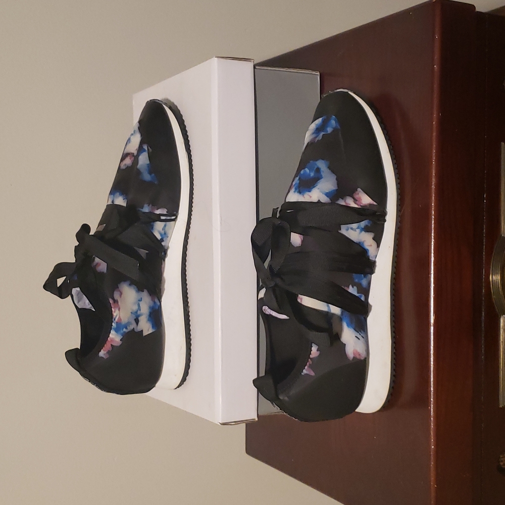 LIKE NEW with Box Macy's Ideology Floral Gwhenn Ribbon Sneaker 10